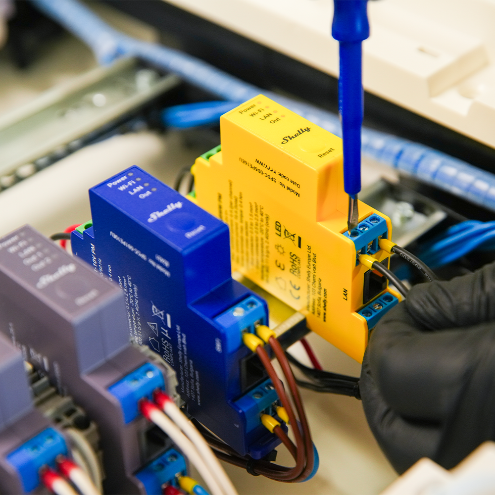 Shelly Pro RGBWW PM contrôleur LED RGBWW rail DIN